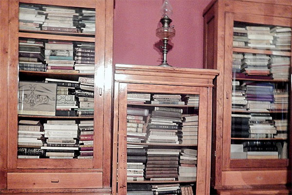 Charents's personal library