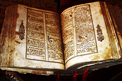 Самая большая книга - Мшо Чарентир, создана в 1200-1202 годах, вес 27,5 кг.